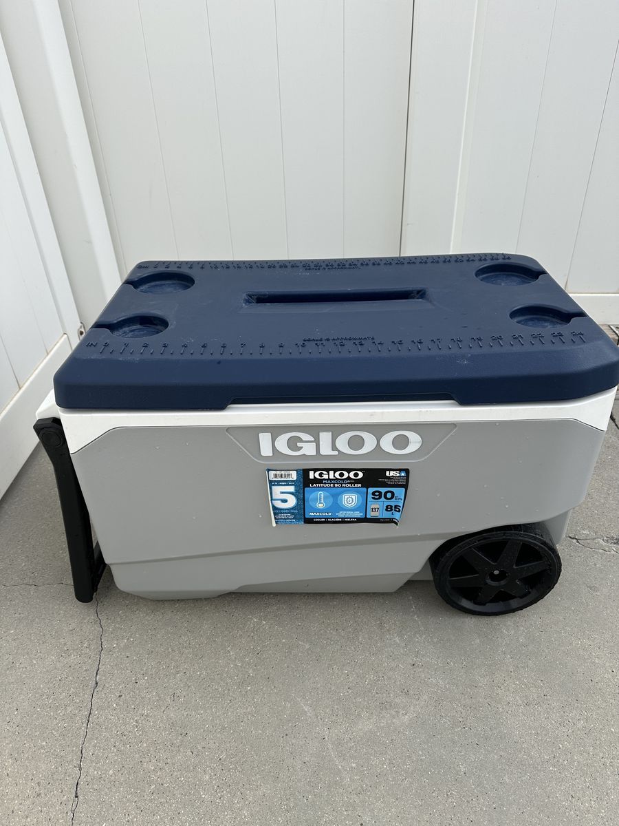 Igloo 90 Quart Roller Cooler With Handle