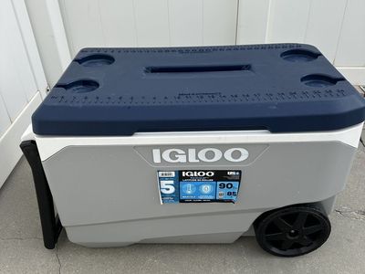 Igloo 90 Quart Roller Cooler With Handle