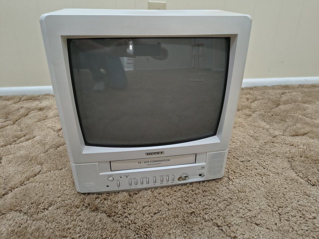 Working! Toshiba CRT TV/VCR Combo 13 in w/remote