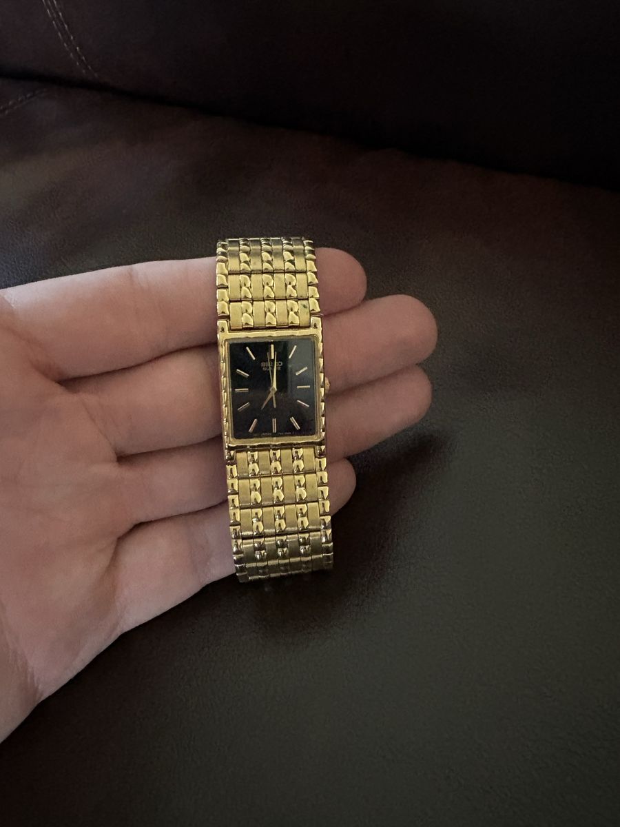 Gold Tone Vintage Watch – Black Face