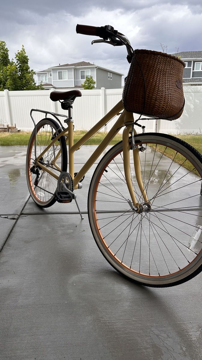 Electra 7-Speed Cruiser Bike w/ Tote & Kari Basket – Like New