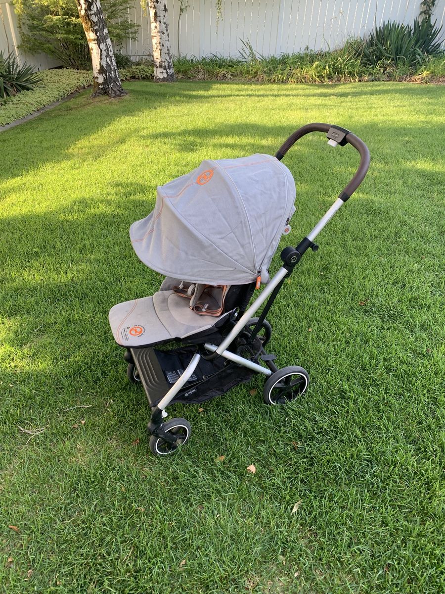 CYBEX Eezy S Twist +2 in Lava Grey and Mid Grey. Lightweight, compact, 360-degree rotating seat, and weatherproof cover.