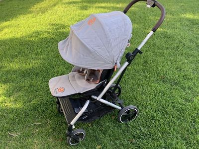 CYBEX Eezy S Twist +2 in Lava Grey and Mid Grey. Lightweight, compact, 360-degree rotating seat, and weatherproof cover.