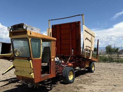 Self propelled bale wagon