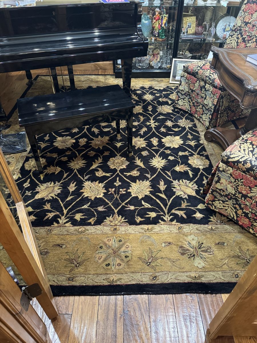 Elegant Black & Gold Floral Area Rug - Excellent Condition, Hand-Knotted Style
