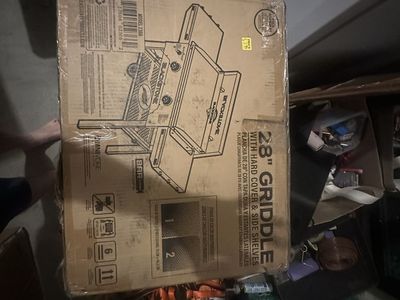 28” Blackstone Griddle With Shelves and Cover