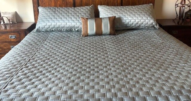 Beautiful Cal-King Bedspread and Pillows