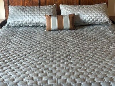 Beautiful Cal-King Bedspread and Pillows
