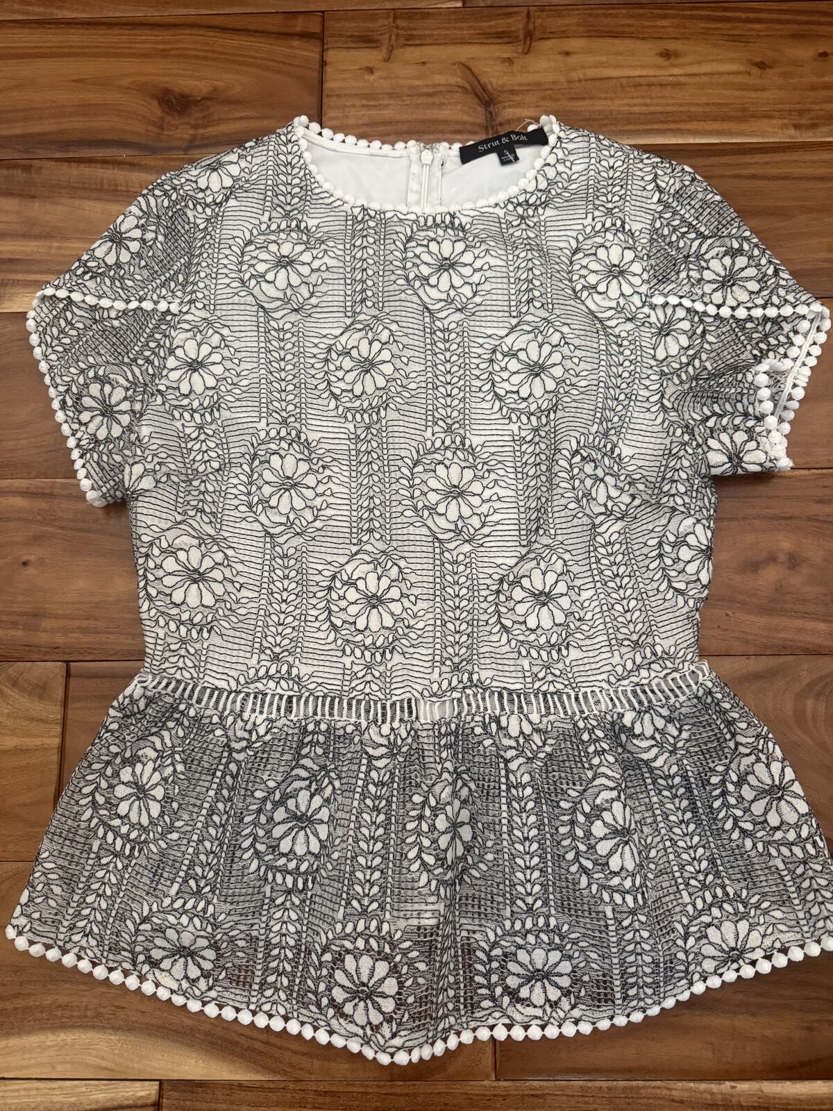 New Women’s size small shirt (Beautiful Details)