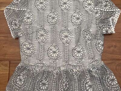 New Women’s size small shirt (Beautiful Details)