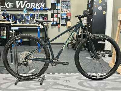 Jamis Highpoint A1 | Size Small | Ink Color