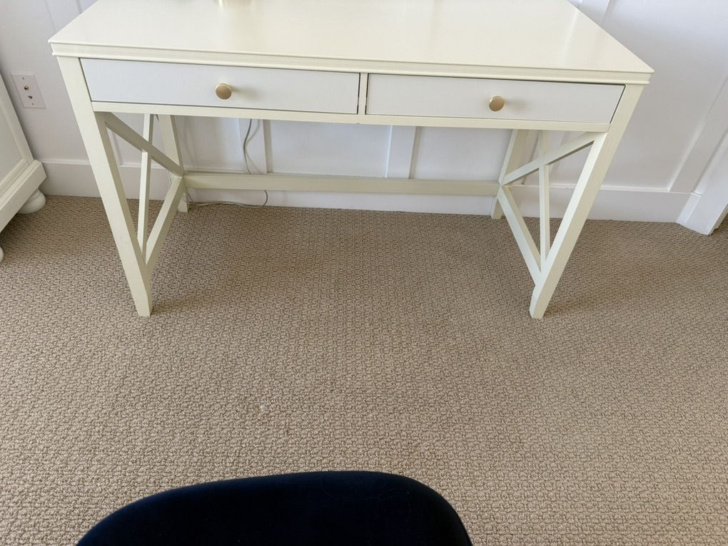 Charming white Desk Or vanity