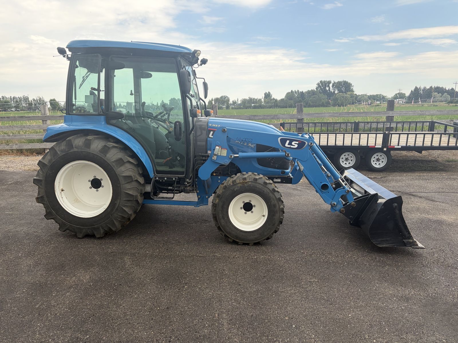 LS MT352 tractor