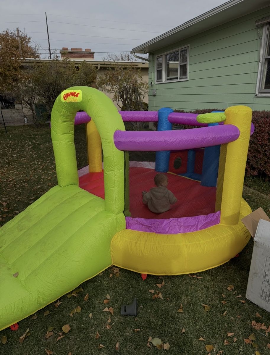 Blow up bounce house 