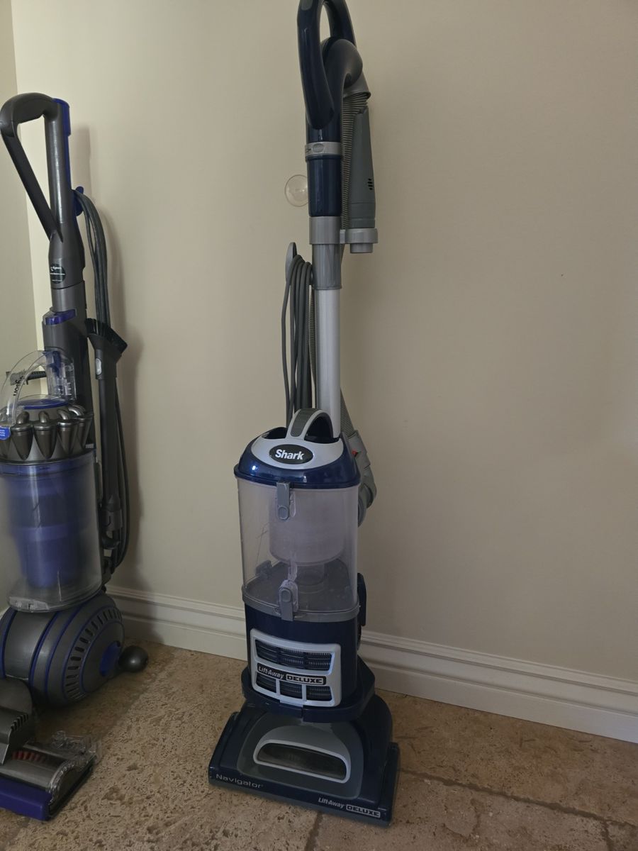Shark Navigator Lift-Away Deluxe Vacuum Cleaner