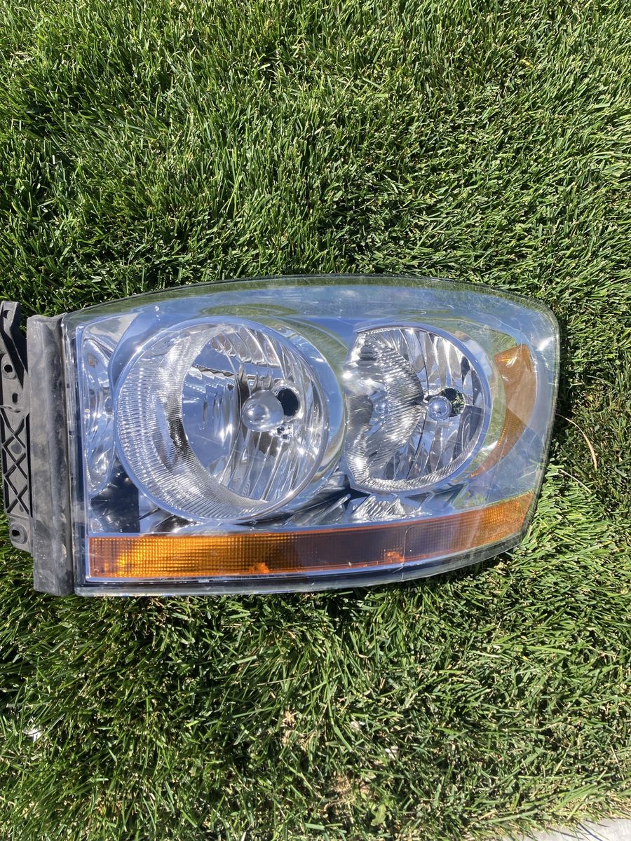 2006 dodge 3500 left headlight