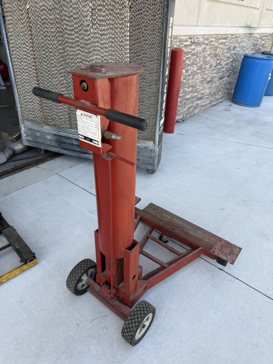 Hydraulic bumper jack