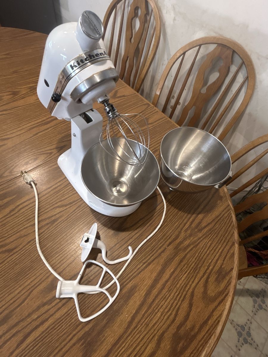 KitchenAid Stand Mixer - White with 2 Bowls, Paddle, Whisk, & Dough Hook - Works Well!