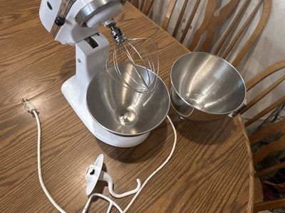 KitchenAid Stand Mixer - White with 2 Bowls, Paddle, Whisk, & Dough Hook - Works Well!