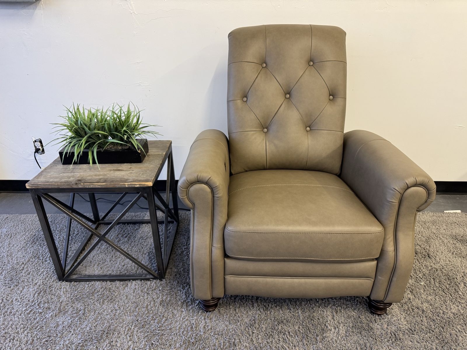 LIKE NEW COSTCO LEATHER POWER RECLINER CHAIR