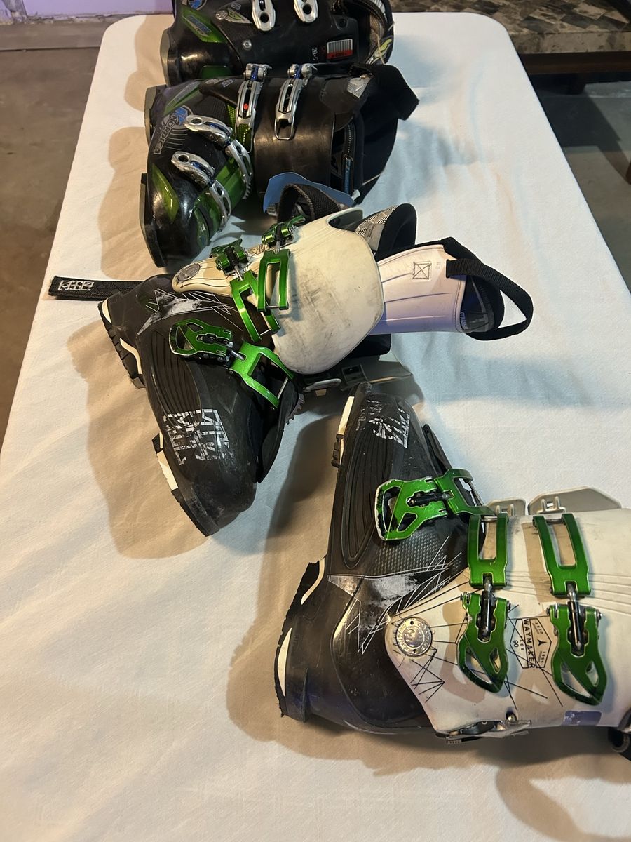 Lot of 2 ski boots size 28.5