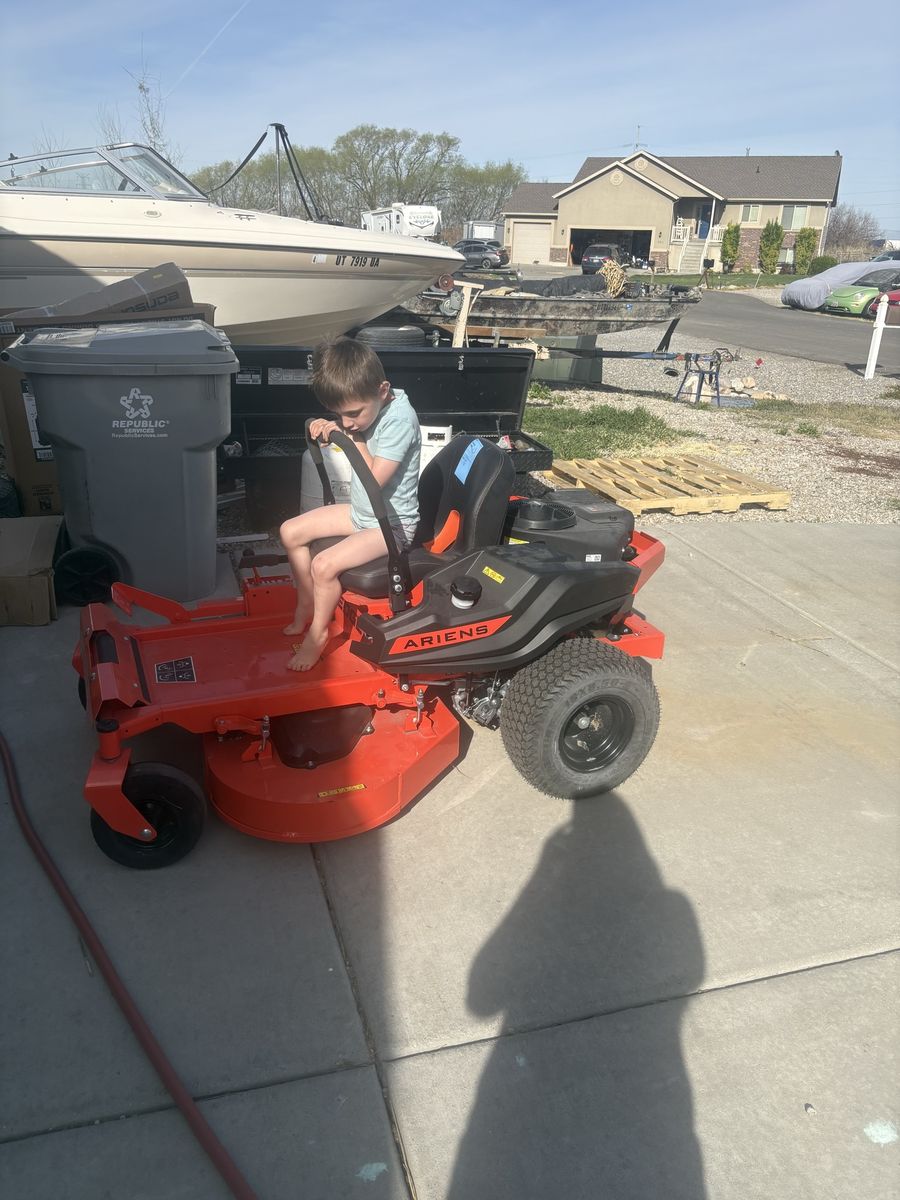 Ariens Edge 42-Inch Zero Turn Riding Lawn Mower with Bagger Attachment