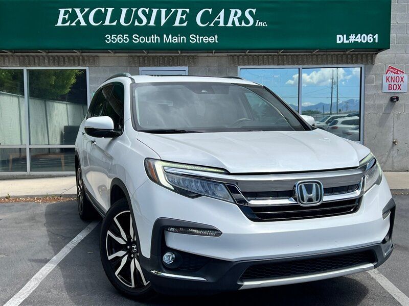 2022 Honda Pilot Touring w/Rear Captain's Chairs