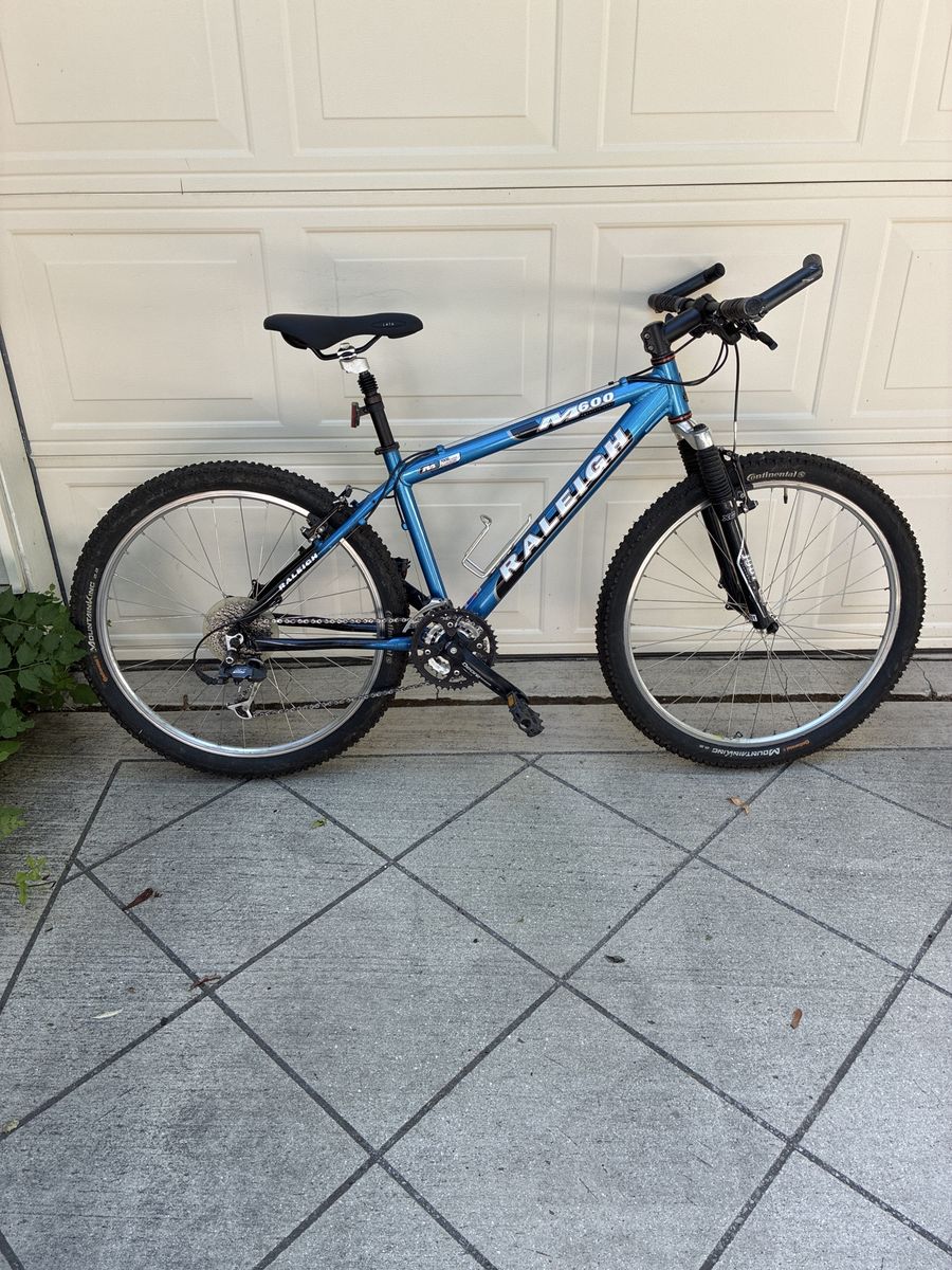 Raleigh M-600 Mountain Bike - Blue Hardtail 26" Wheels - Great for Trails