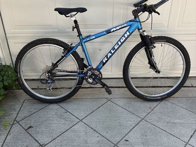 Raleigh M-600 Mountain Bike - Blue Hardtail 26" Wheels - Great for Trails
