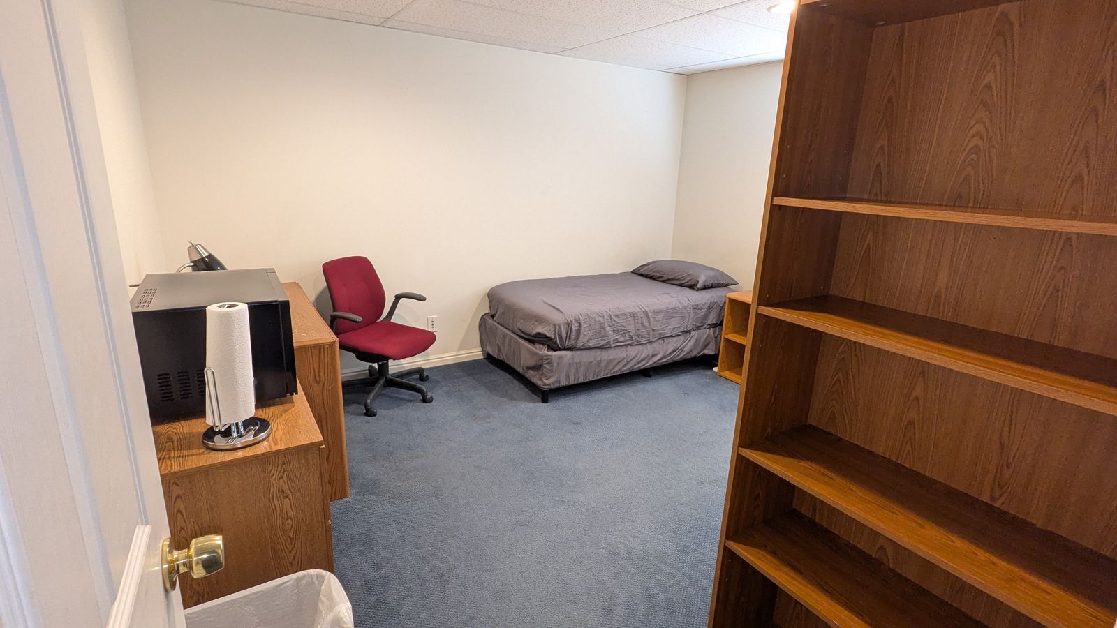 Private furnished room, for adult male!  All utilities, & High Speed internet!