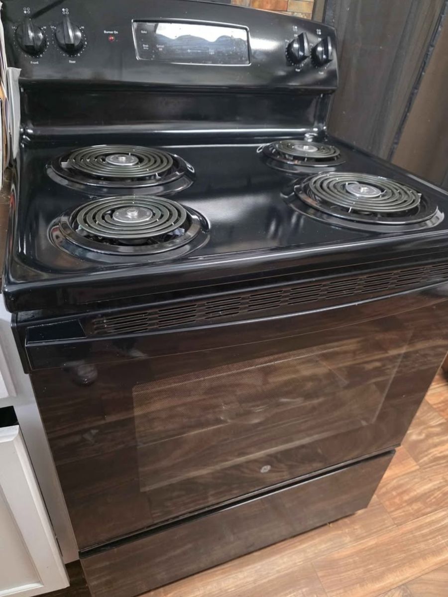 BRAND NEW - GE Oven 5cu. ft. Freestanding Electric Range (Black)