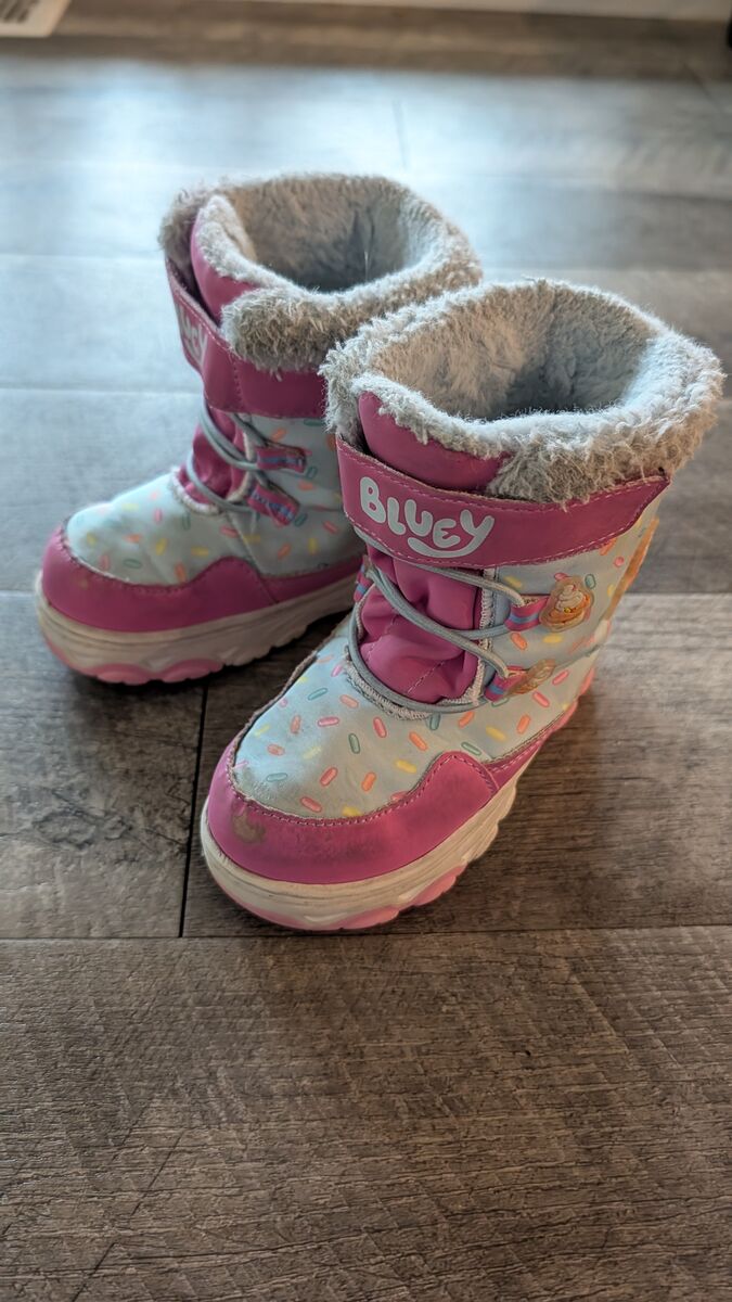 Size 8 Girl Youth Bluey Snow Boots