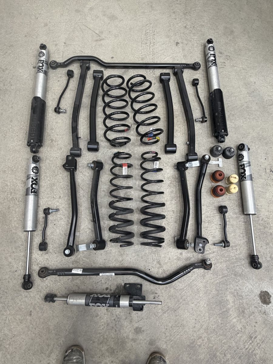 Mopar 2.5” Lift + Fox Shocks — JL/JLU — Clean Kit