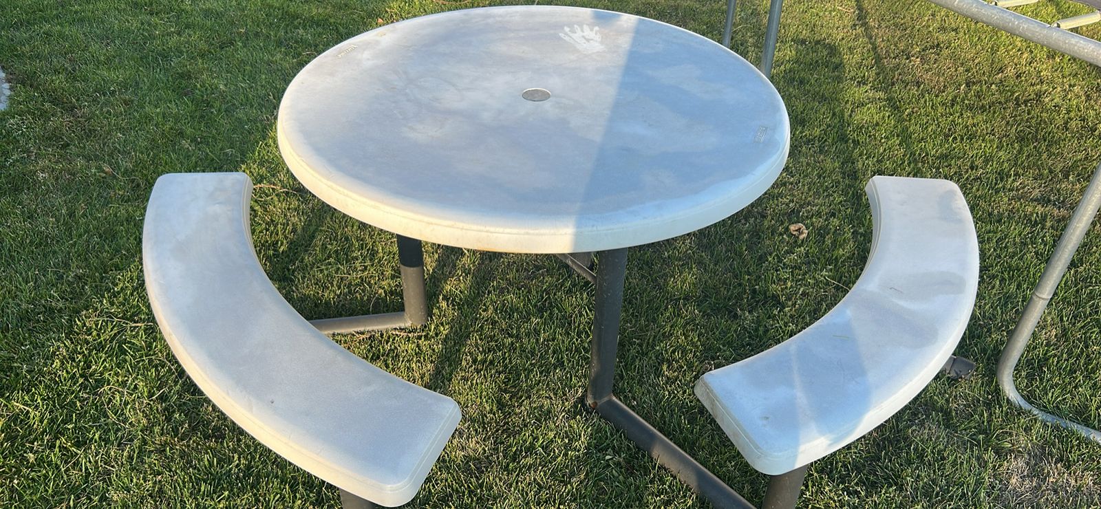 Lifetime Round Plastic Outdoor Picnic Table with Benches - 43" Top