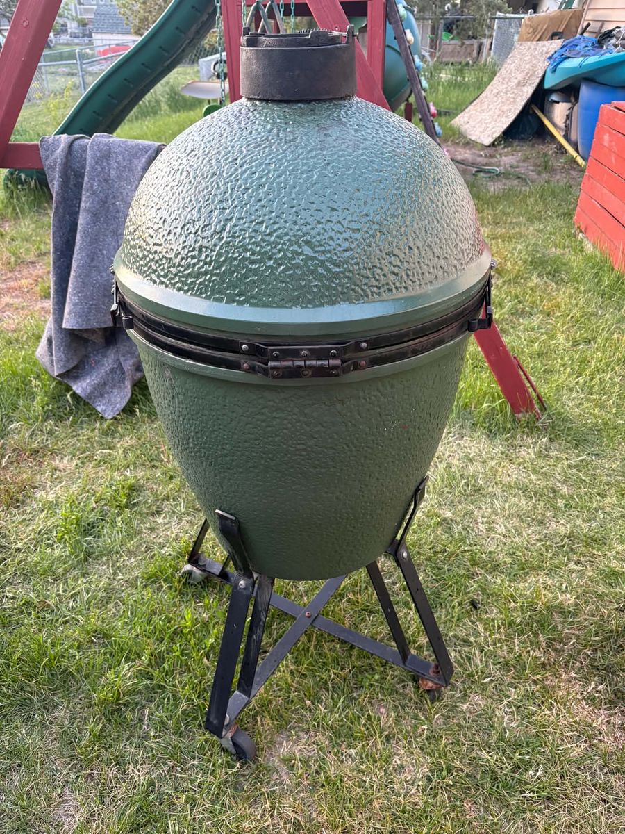 Large Big Green Egg smoker/grill