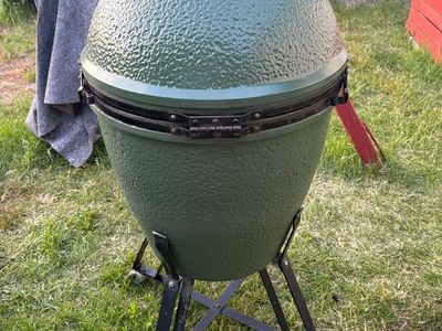 Large Big Green Egg smoker/grill