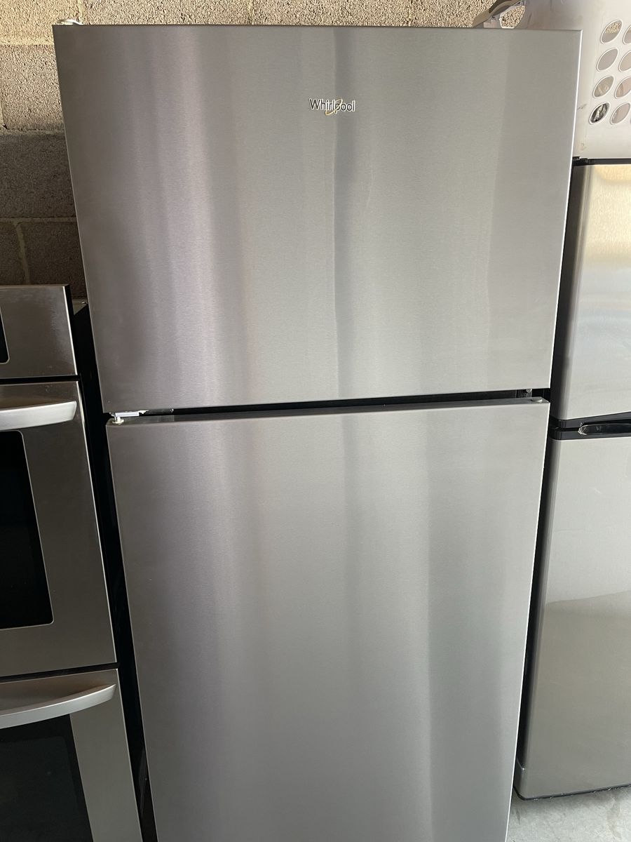 18 CU FT STAINLESS FRIDGE WITH ICEMAKER