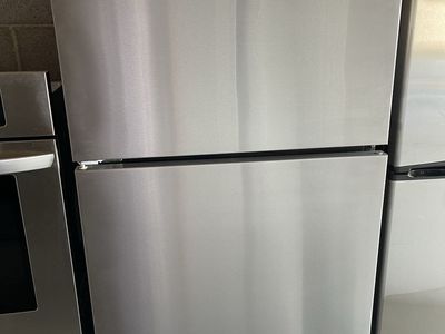 18 CU FT STAINLESS FRIDGE WITH ICEMAKER