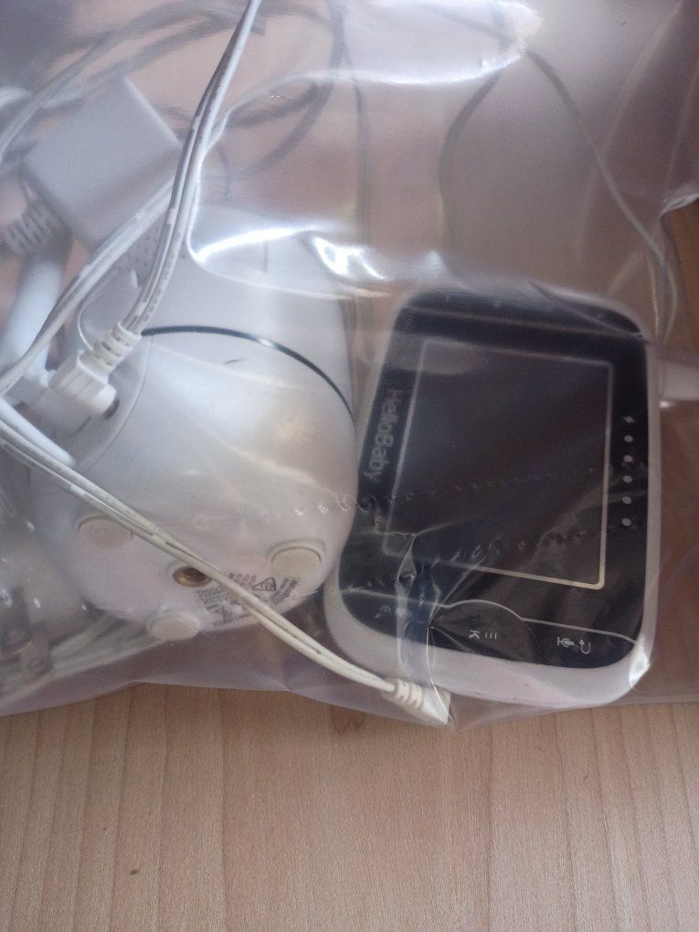 Hello baby monitor with remote screen that still holds a good charge 