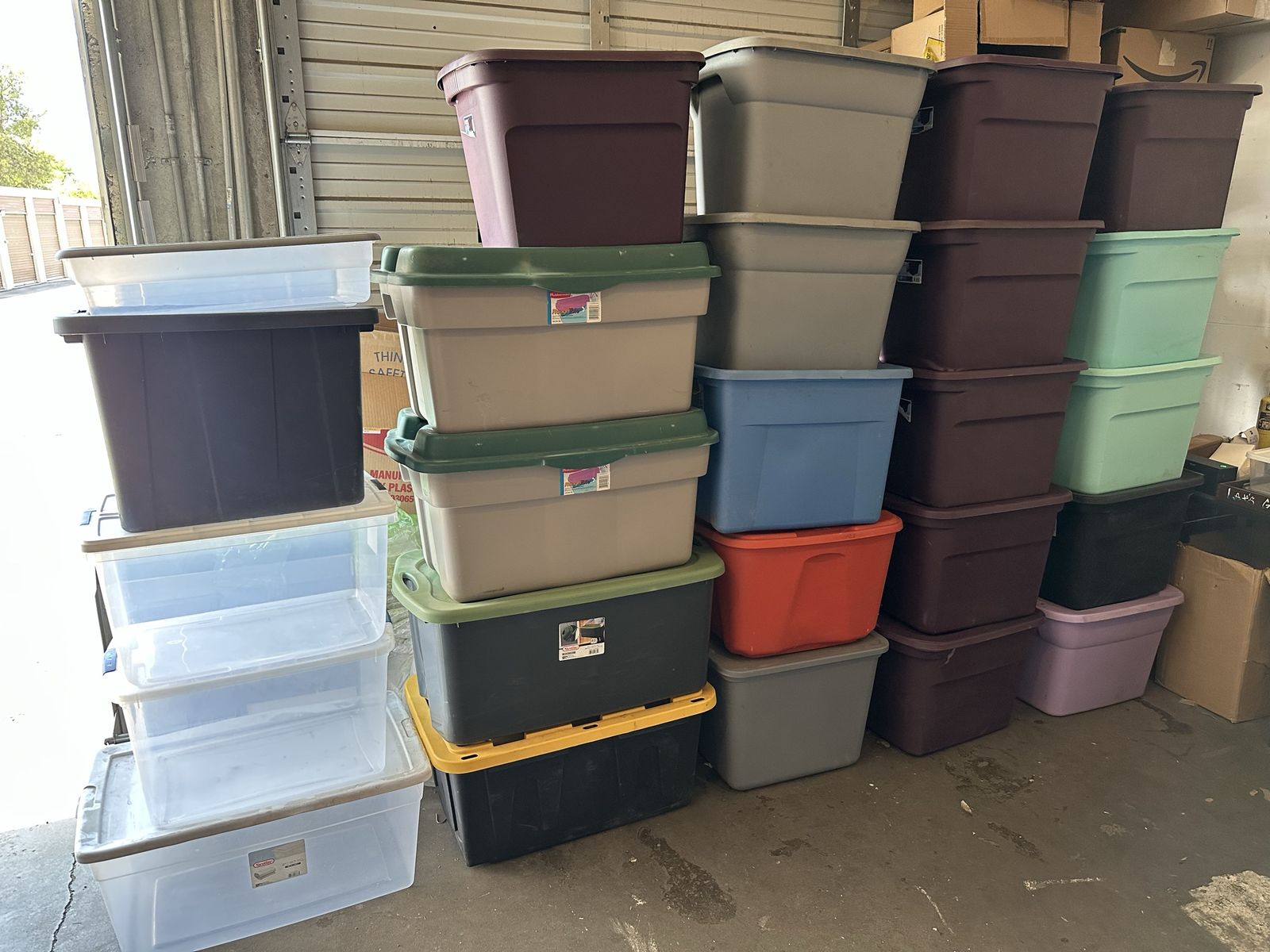 25 Plastic Totes With Lids