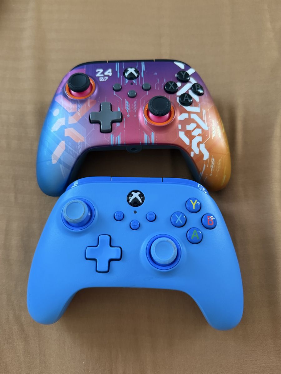 2 wired Xbox controllers