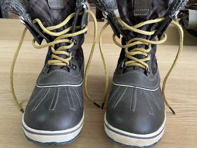 Waterproof Women’s Snow Boots - Size 8