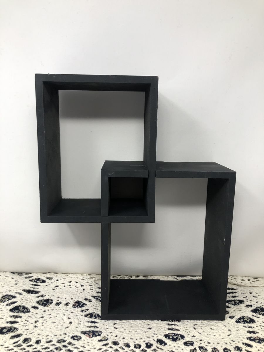 Black Interlocking Floating Cube Shelves – 2 Cubicles – 10" x 13"