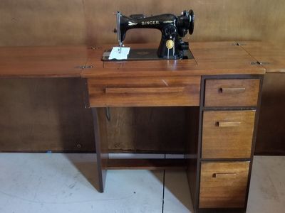 Vintage Singer 15-91 Sewing Machine w/ Cabinet + Attachments – Works – Complete Setup