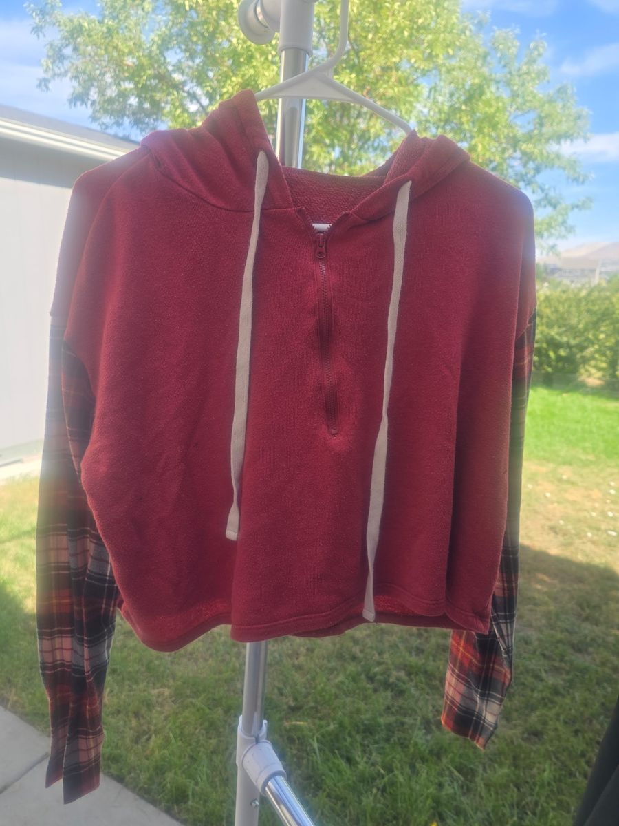 Cropped Plaid-Sleeve Half-Zip Hoodie – Red/Multicolor Streetwear Sweater