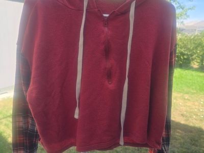 Cropped Plaid-Sleeve Half-Zip Hoodie – Red/Multicolor Streetwear Sweater
