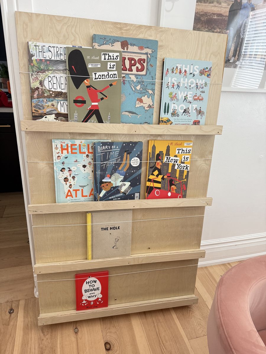 Wooden Front-Facing Kids Bookshelf Wall Display Display Rack