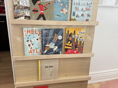 Wooden Front-Facing Kids Bookshelf Wall Display Display Rack