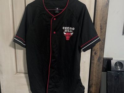 Chicago Bulls NBA Baseball Jersey Shirt Black Size Large Red Trim Short Sleeve