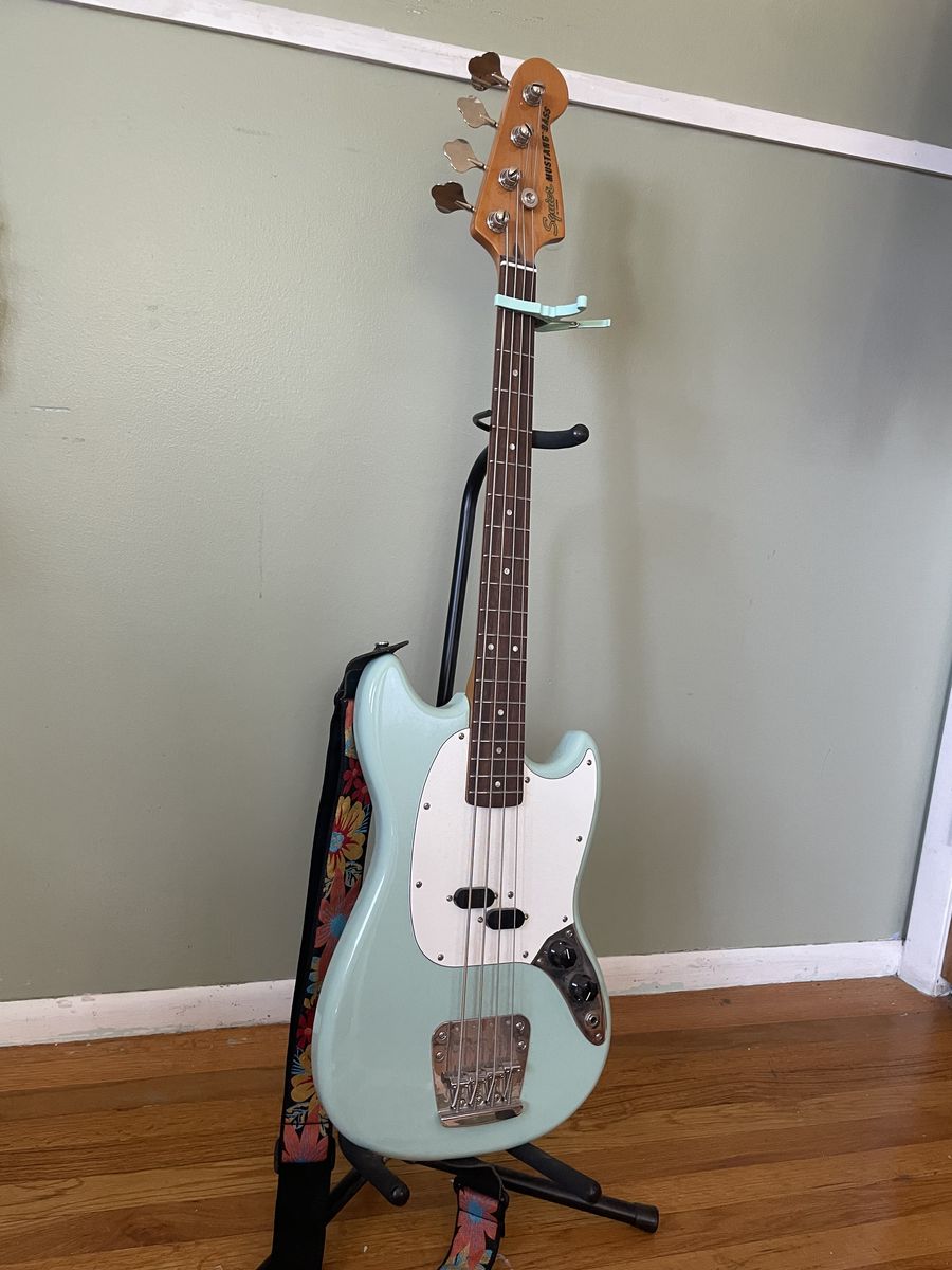 Fender Bass + accessories 
